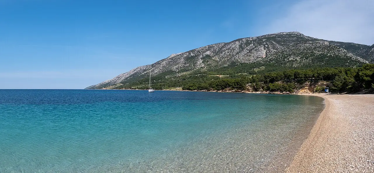 The Zlatni Rat pebble spit at Bol on Brač stretching into turquoise Adriatic water