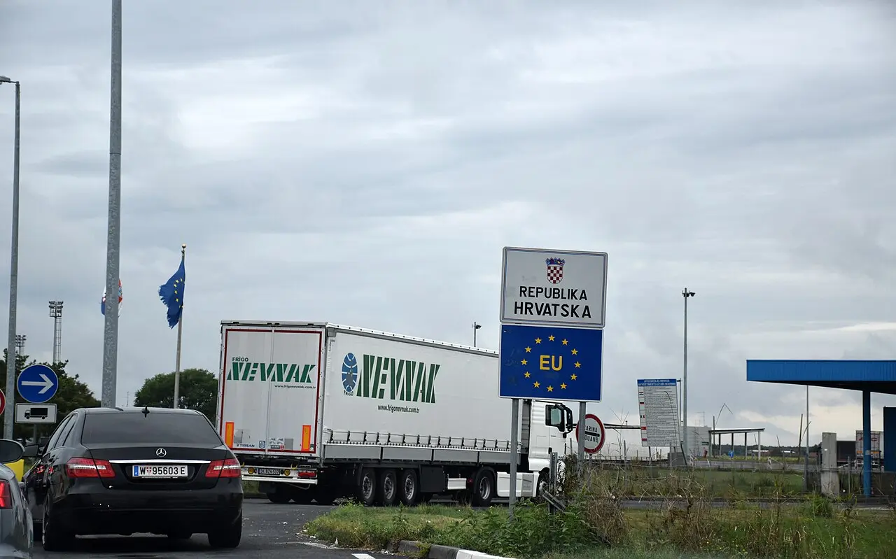 Road lanes and checkpoint buildings at the Bajakovo border crossing