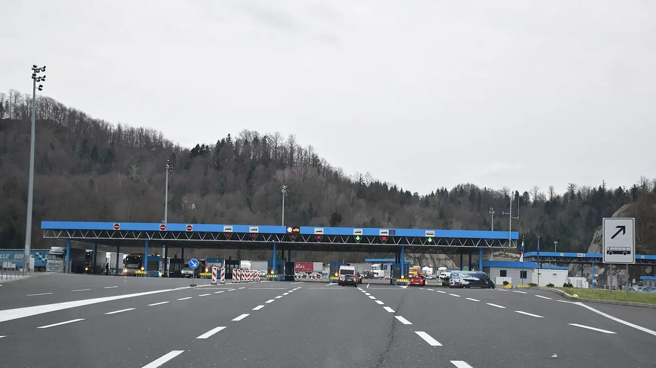 Cars approaching the Macelj border crossing between Slovenia and Croatia