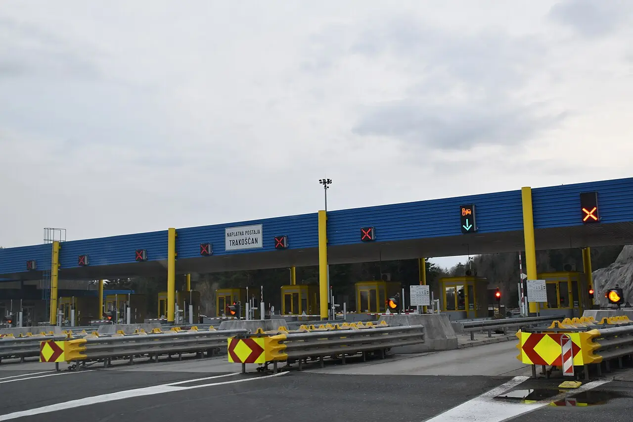 A Croatian motorway toll plaza with several lanes and barriers at Trakošćan