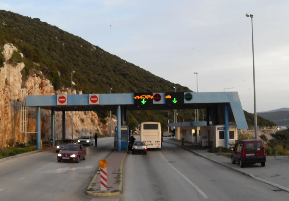 The Neum-Klek border checkpoint between Croatia and Bosnia and Herzegovina with cars and a coach
