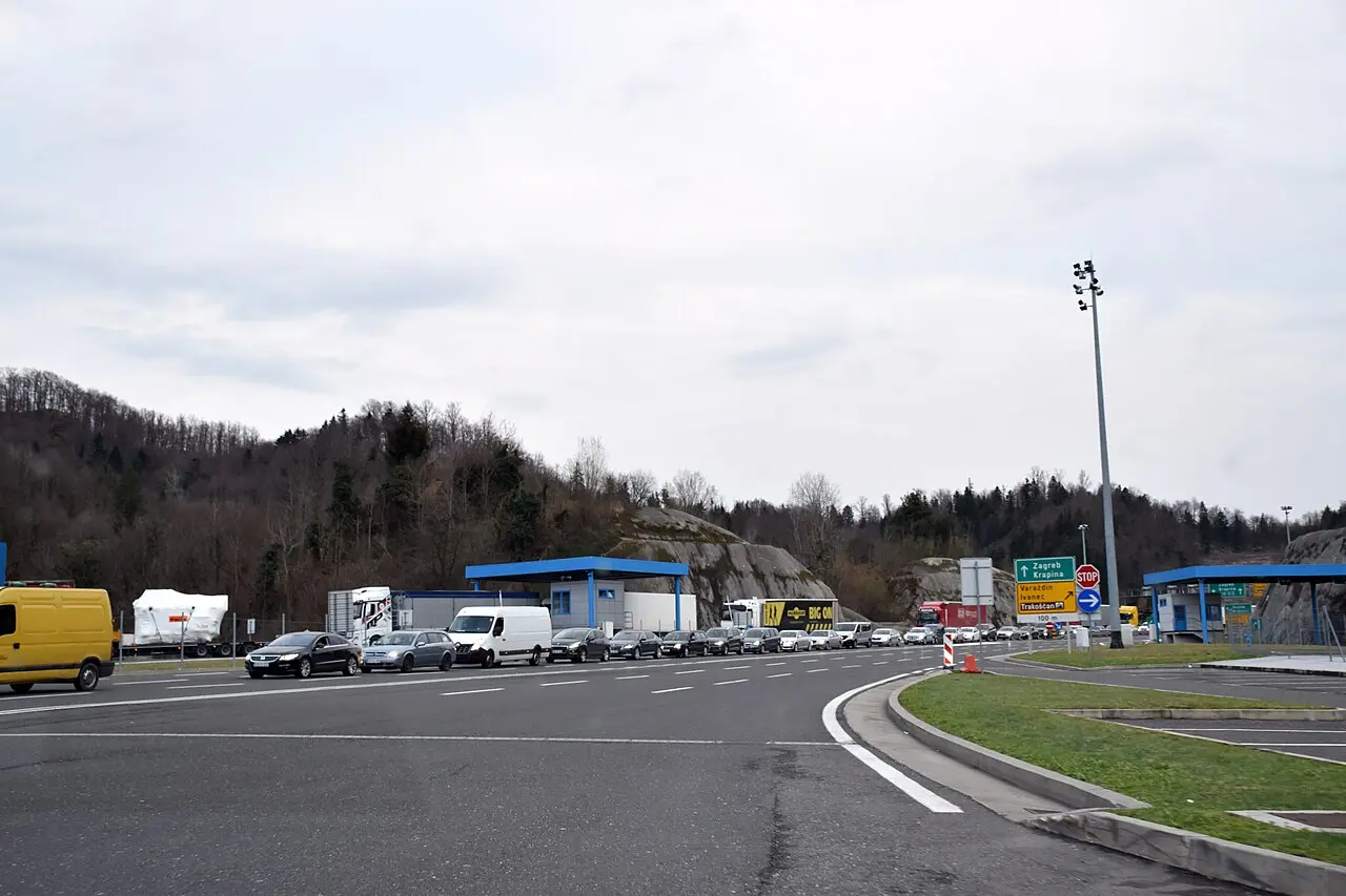 Approach lanes at the Macelj border crossing on the Slovenia-Croatia corridor