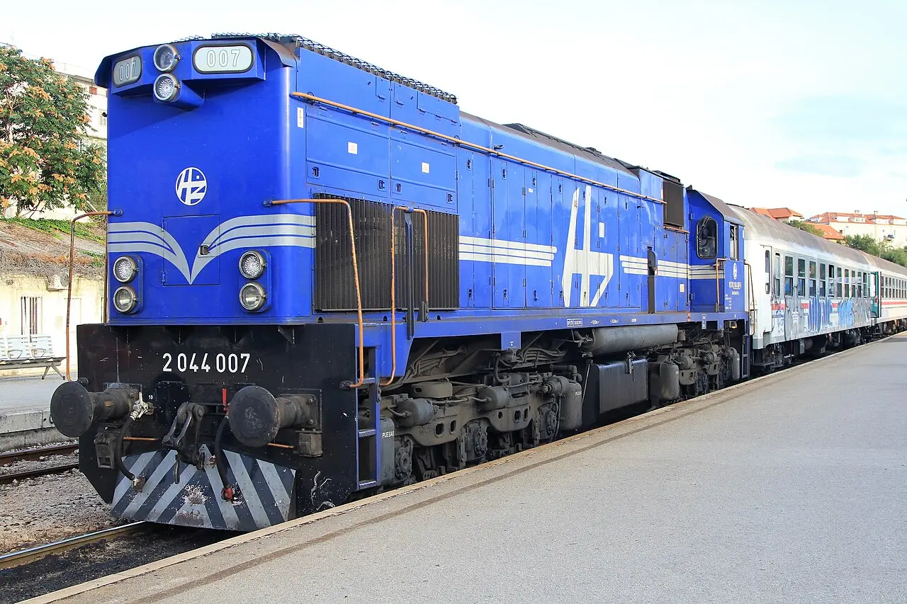A blue HŽ Croatian Railways diesel locomotive at a platform in Split
